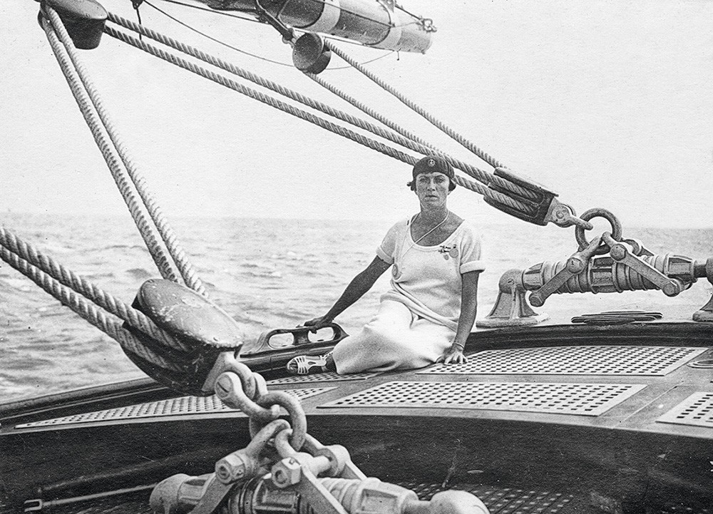 Portrait de Virginie Hériot sur son bateau