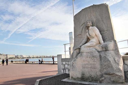 statue à la mémoire de Virginie Hériot sur la croisette à Cannes