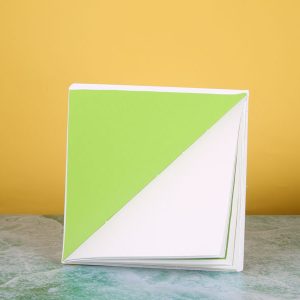papier vert et papier blanc