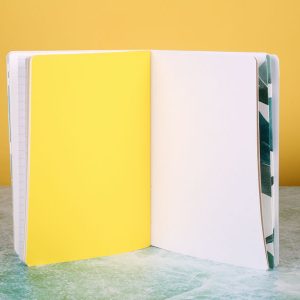 papier jaune et papier blanc