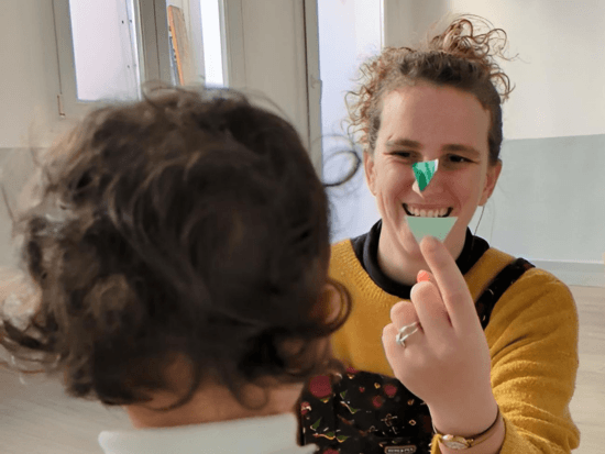 Atelier créatif collectif animé en structure d'accueil par La Sardine Plastique Géraldine Arlet