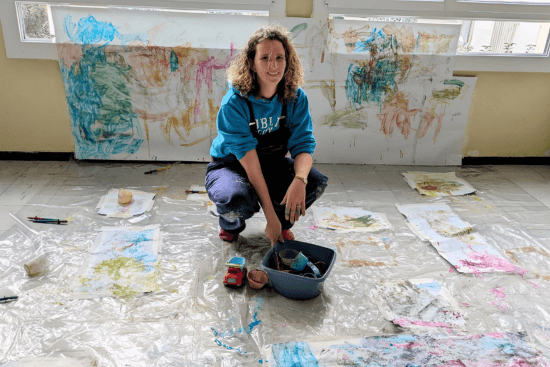 Géraldine Arlet, artiste plasticienne, intervient dans les structures d'accueil à Marseille